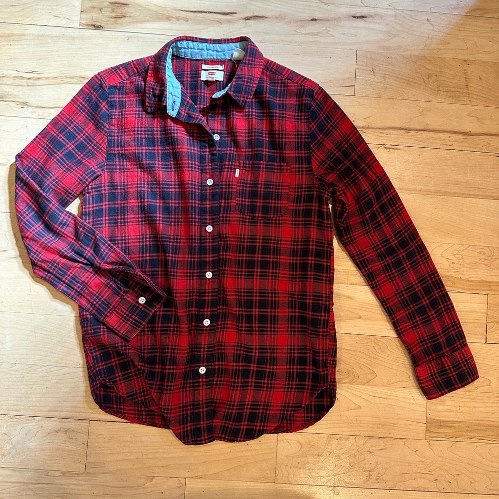 Levi’s, red/black flannel, boyfriend fit, button down, 1 pocket, xs - Picture 2 of 4